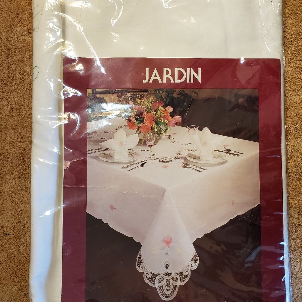 100% Cotton Floral Applique Tablecloth 68" x 104"